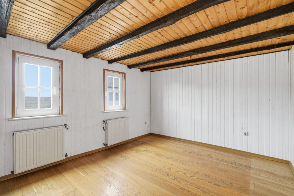 Gütelhöfer Immobilien - Immobilienangebot - Bad Münstereifel / Mahlberg - Alle - NEUER PREIS! Bezugsfreies Einfamilienhaus mit Wärmepumpe, PV-Anlage, Kachelofen und Terrasse