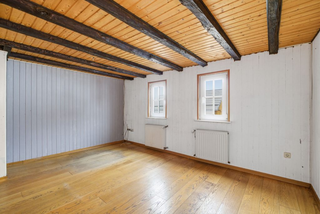 Gütelhöfer Immobilien - Immobilienangebot - Bad Münstereifel / Mahlberg - Alle - NEUER PREIS! Bezugsfreies Einfamilienhaus mit Wärmepumpe, PV-Anlage, Kachelofen und Terrasse