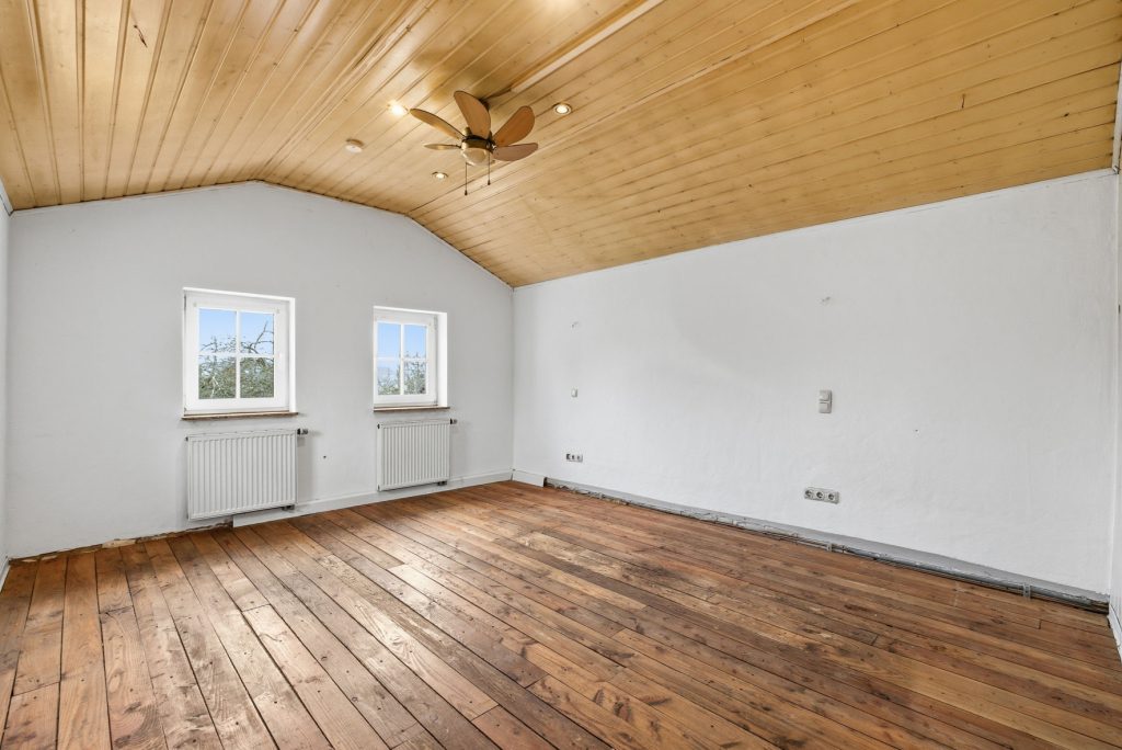 Gütelhöfer Immobilien - Immobilienangebot - Bad Münstereifel / Mahlberg - Alle - NEUER PREIS! Bezugsfreies Einfamilienhaus mit Wärmepumpe, PV-Anlage, Kachelofen und Terrasse