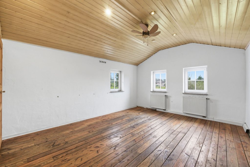 Gütelhöfer Immobilien - Immobilienangebot - Bad Münstereifel / Mahlberg - Alle - NEUER PREIS! Bezugsfreies Einfamilienhaus mit Wärmepumpe, PV-Anlage, Kachelofen und Terrasse