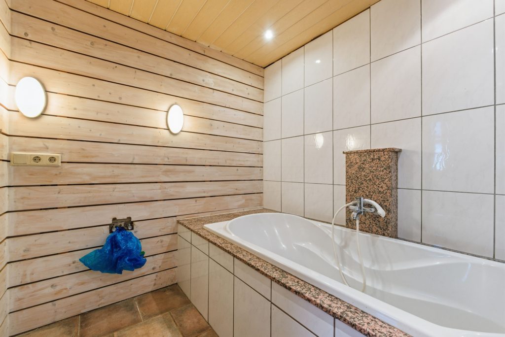 Gütelhöfer Immobilien - Immobilienangebot - Bad Münstereifel / Mahlberg - Alle - NEUER PREIS! Bezugsfreies Einfamilienhaus mit Wärmepumpe, PV-Anlage, Kachelofen und Terrasse