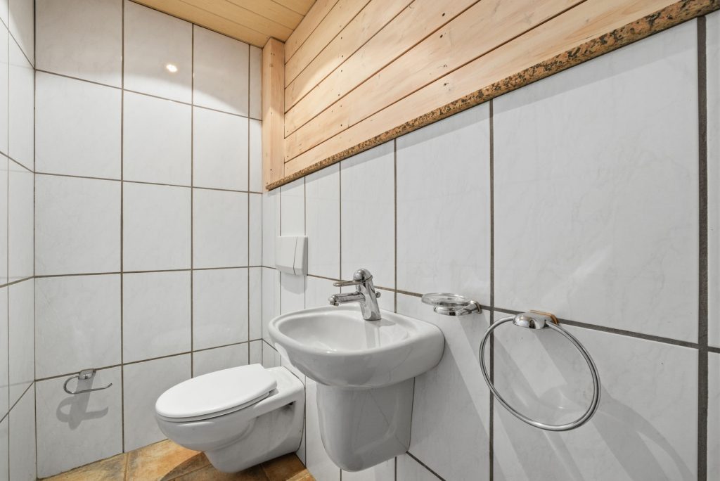 Gütelhöfer Immobilien - Immobilienangebot - Bad Münstereifel / Mahlberg - Alle - NEUER PREIS! Bezugsfreies Einfamilienhaus mit Wärmepumpe, PV-Anlage, Kachelofen und Terrasse