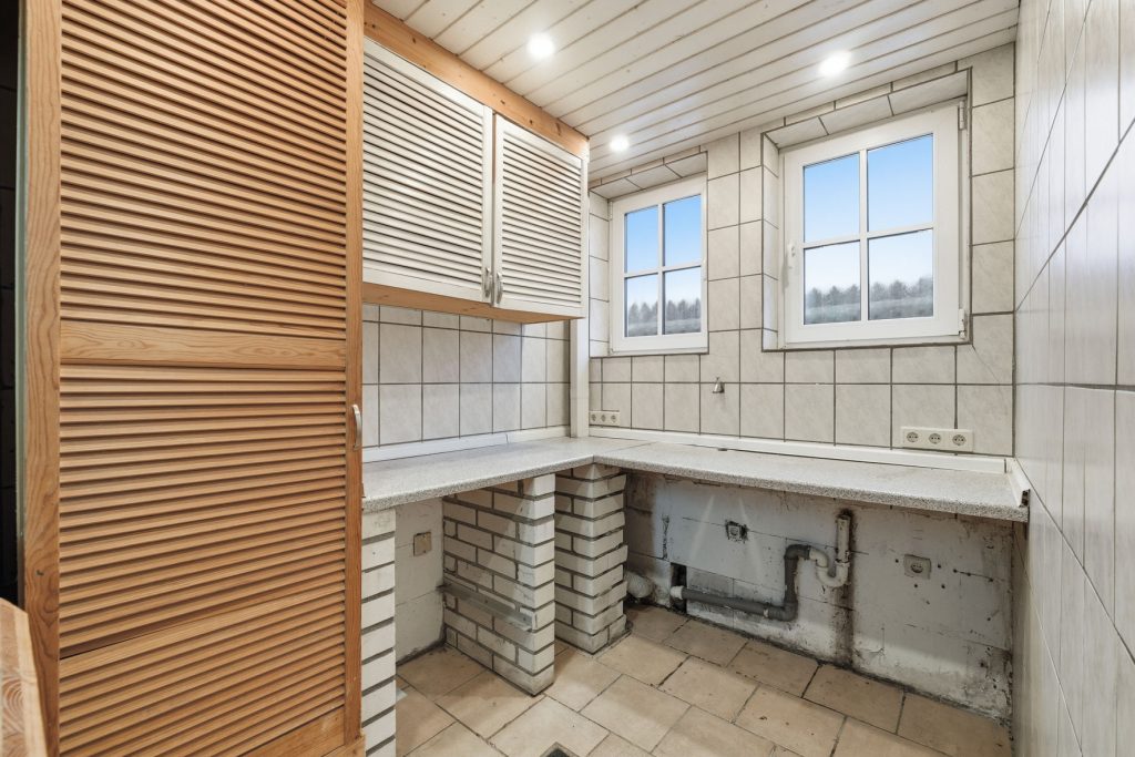 Gütelhöfer Immobilien - Immobilienangebot - Bad Münstereifel / Mahlberg - Alle - NEUER PREIS! Bezugsfreies Einfamilienhaus mit Wärmepumpe, PV-Anlage, Kachelofen und Terrasse