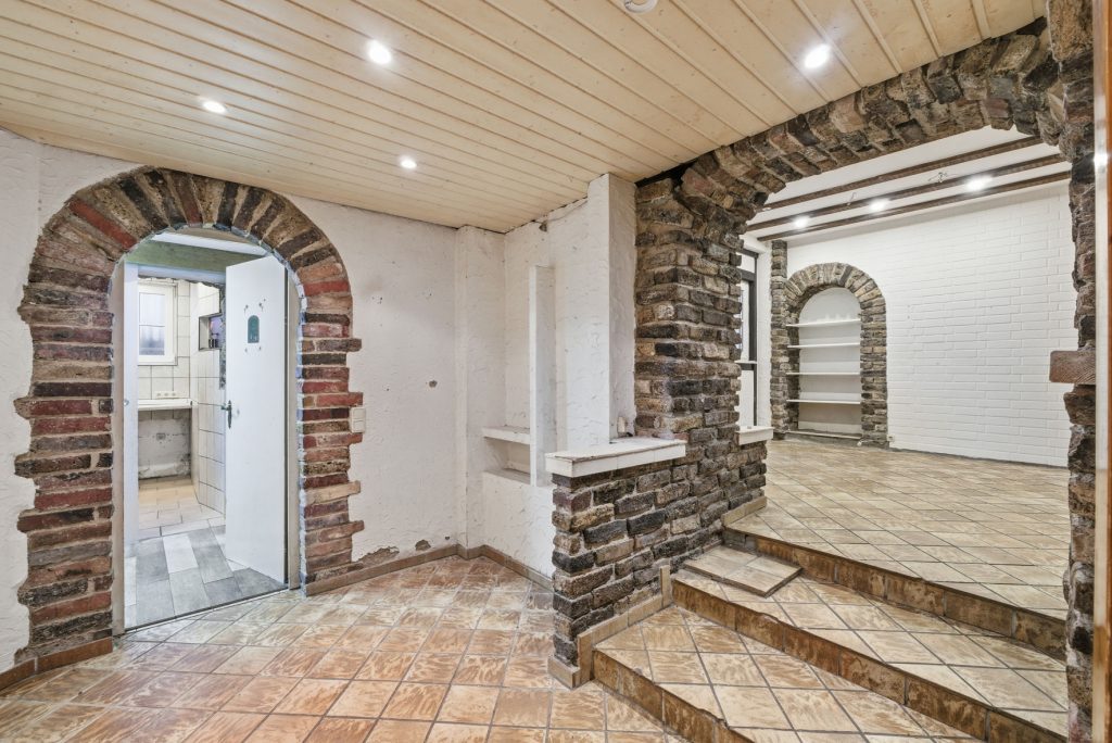 Gütelhöfer Immobilien - Immobilienangebot - Bad Münstereifel / Mahlberg - Alle - NEUER PREIS! Bezugsfreies Einfamilienhaus mit Wärmepumpe, PV-Anlage, Kachelofen und Terrasse