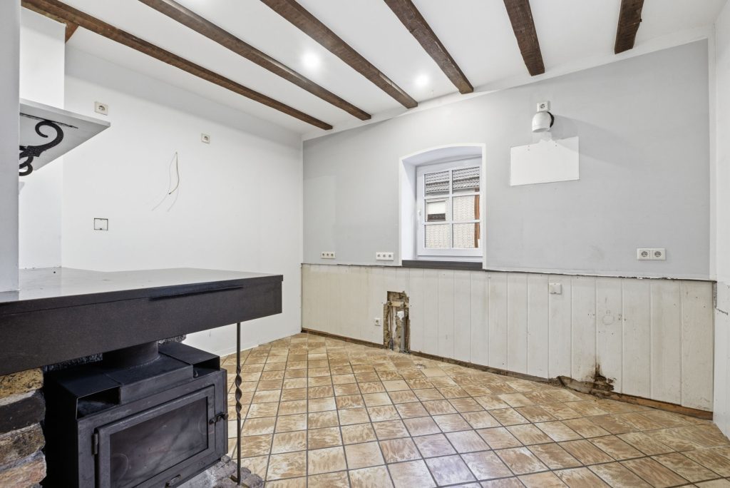 Gütelhöfer Immobilien - Immobilienangebot - Bad Münstereifel / Mahlberg - Alle - NEUER PREIS! Bezugsfreies Einfamilienhaus mit Wärmepumpe, PV-Anlage, Kachelofen und Terrasse