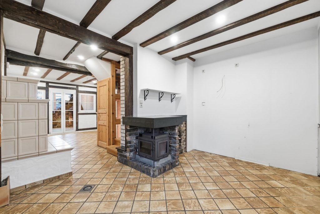 Gütelhöfer Immobilien - Immobilienangebot - Bad Münstereifel / Mahlberg - Alle - NEUER PREIS! Bezugsfreies Einfamilienhaus mit Wärmepumpe, PV-Anlage, Kachelofen und Terrasse