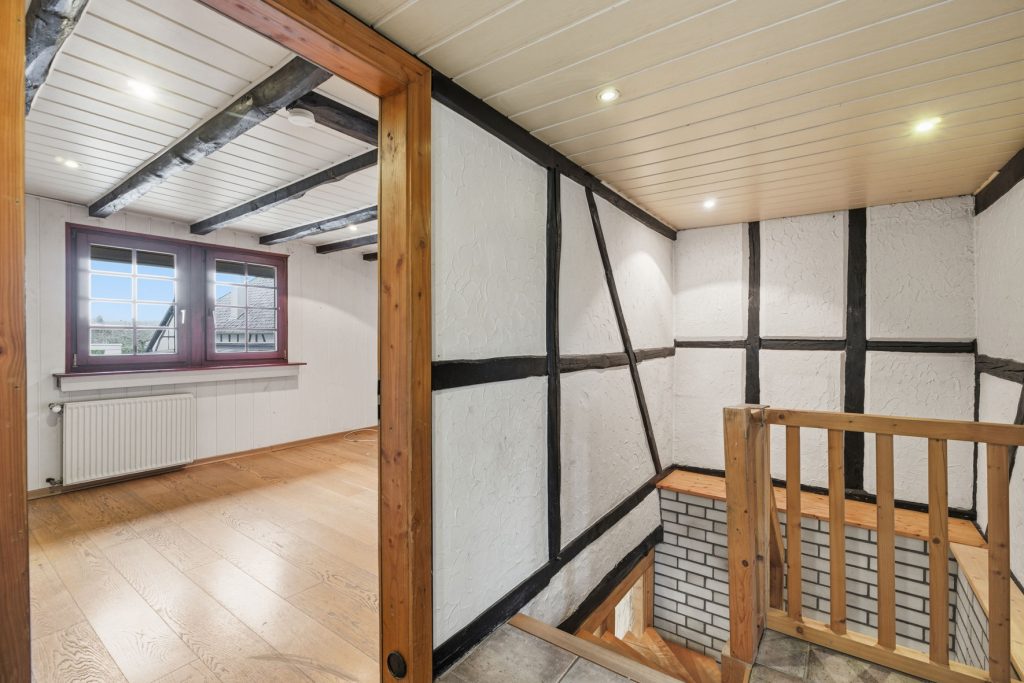Gütelhöfer Immobilien - Immobilienangebot - Bad Münstereifel / Mahlberg - Alle - NEUER PREIS! Bezugsfreies Einfamilienhaus mit Wärmepumpe, PV-Anlage, Kachelofen und Terrasse