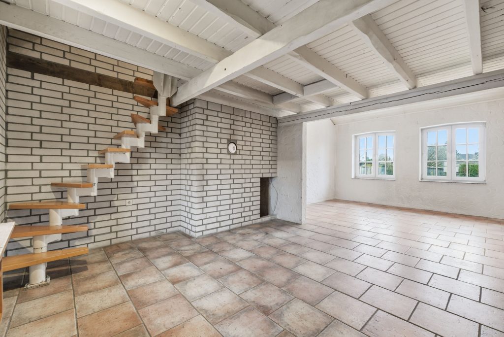 Gütelhöfer Immobilien - Immobilienangebot - Bad Münstereifel / Mahlberg - Alle - NEUER PREIS! Bezugsfreies Einfamilienhaus mit Wärmepumpe, PV-Anlage, Kachelofen und Terrasse