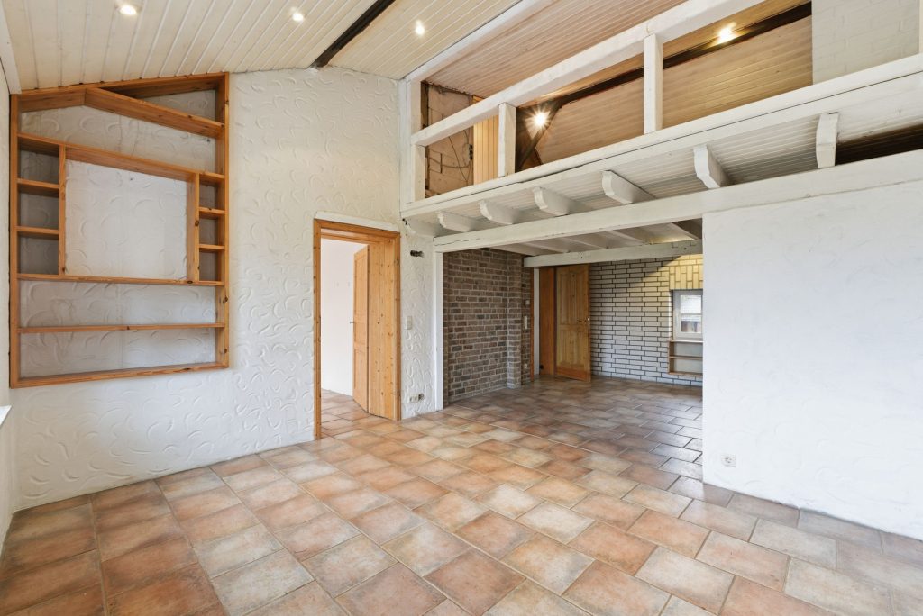 Gütelhöfer Immobilien - Immobilienangebot - Bad Münstereifel / Mahlberg - Alle - NEUER PREIS! Bezugsfreies Einfamilienhaus mit Wärmepumpe, PV-Anlage, Kachelofen und Terrasse