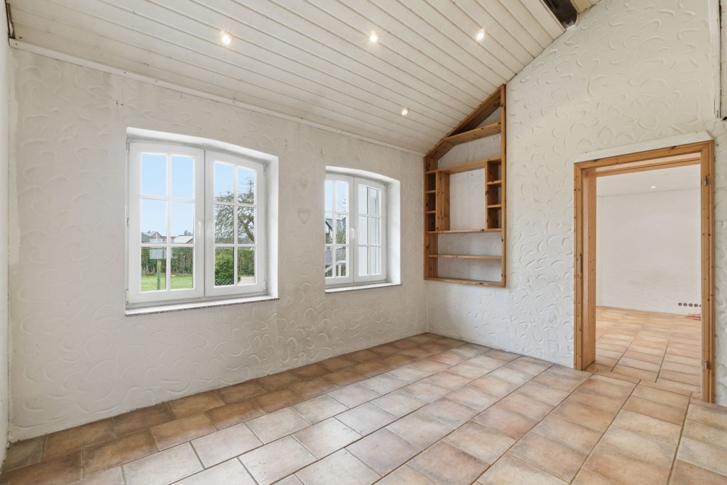 Gütelhöfer Immobilien - Immobilienangebot - Bad Münstereifel / Mahlberg - Alle - NEUER PREIS! Bezugsfreies Einfamilienhaus mit Wärmepumpe, PV-Anlage, Kachelofen und Terrasse