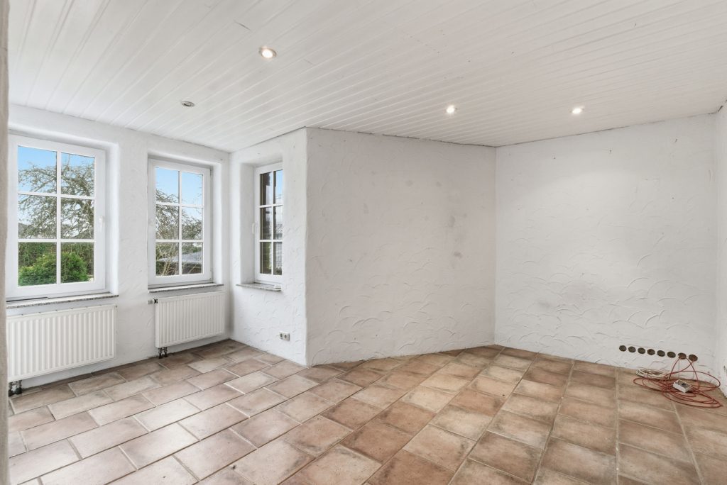 Gütelhöfer Immobilien - Immobilienangebot - Bad Münstereifel / Mahlberg - Alle - NEUER PREIS! Bezugsfreies Einfamilienhaus mit Wärmepumpe, PV-Anlage, Kachelofen und Terrasse