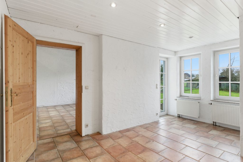 Gütelhöfer Immobilien - Immobilienangebot - Bad Münstereifel / Mahlberg - Alle - NEUER PREIS! Bezugsfreies Einfamilienhaus mit Wärmepumpe, PV-Anlage, Kachelofen und Terrasse