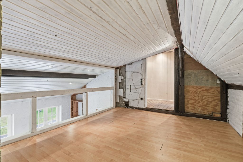 Gütelhöfer Immobilien - Immobilienangebot - Bad Münstereifel / Mahlberg - Alle - NEUER PREIS! Bezugsfreies Einfamilienhaus mit Wärmepumpe, PV-Anlage, Kachelofen und Terrasse