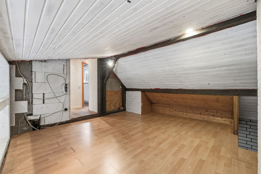 Gütelhöfer Immobilien - Immobilienangebot - Bad Münstereifel / Mahlberg - Alle - NEUER PREIS! Bezugsfreies Einfamilienhaus mit Wärmepumpe, PV-Anlage, Kachelofen und Terrasse