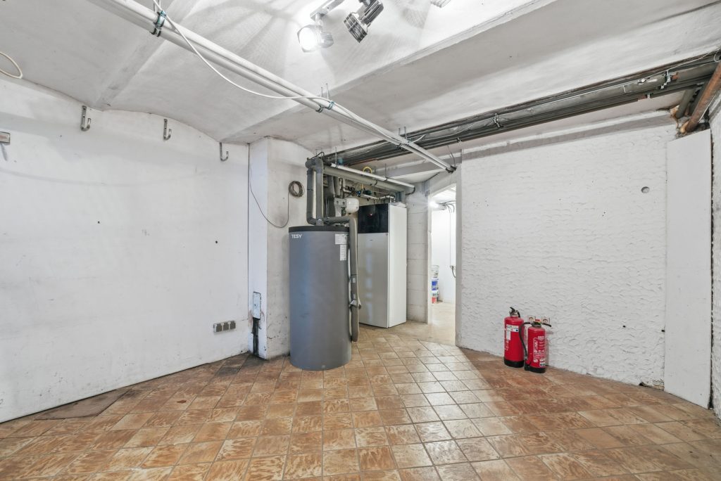 Gütelhöfer Immobilien - Immobilienangebot - Bad Münstereifel / Mahlberg - Alle - NEUER PREIS! Bezugsfreies Einfamilienhaus mit Wärmepumpe, PV-Anlage, Kachelofen und Terrasse
