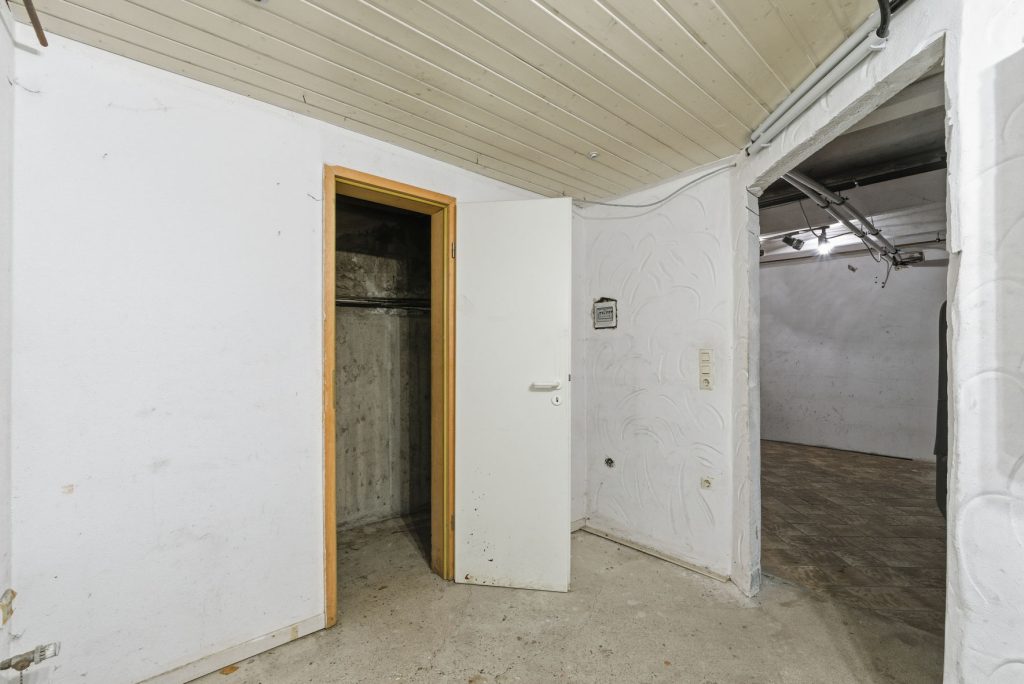 Gütelhöfer Immobilien - Immobilienangebot - Bad Münstereifel / Mahlberg - Alle - NEUER PREIS! Bezugsfreies Einfamilienhaus mit Wärmepumpe, PV-Anlage, Kachelofen und Terrasse