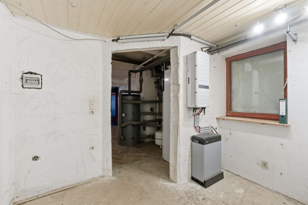 Gütelhöfer Immobilien - Immobilienangebot - Bad Münstereifel / Mahlberg - Alle - NEUER PREIS! Bezugsfreies Einfamilienhaus mit Wärmepumpe, PV-Anlage, Kachelofen und Terrasse