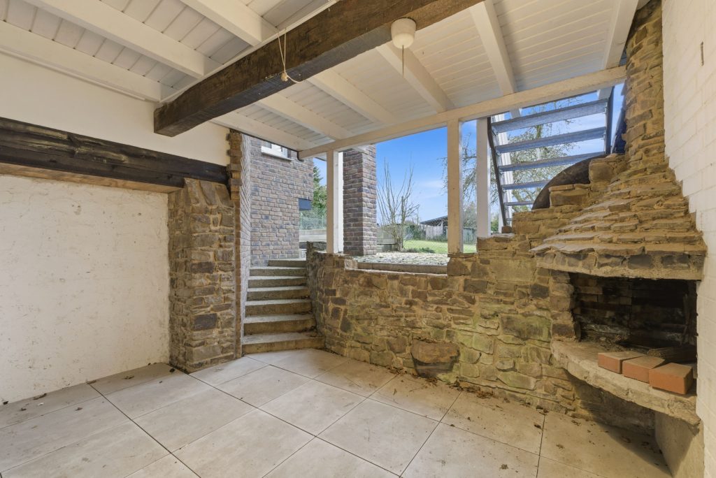 Gütelhöfer Immobilien - Immobilienangebot - Bad Münstereifel / Mahlberg - Alle - NEUER PREIS! Bezugsfreies Einfamilienhaus mit Wärmepumpe, PV-Anlage, Kachelofen und Terrasse