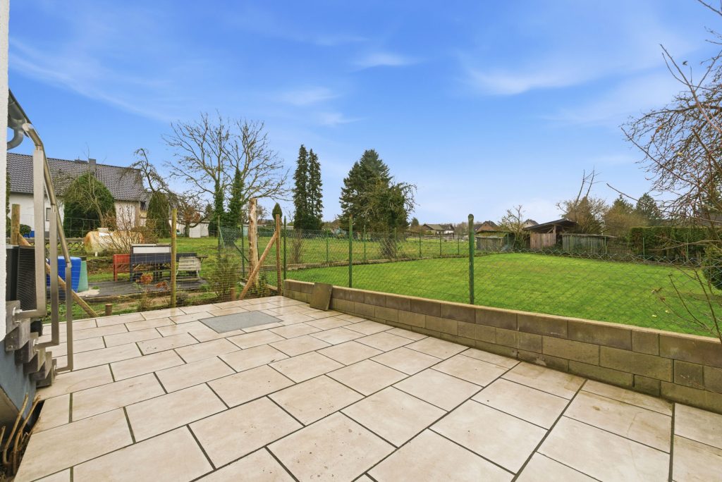 Gütelhöfer Immobilien - Immobilienangebot - Bad Münstereifel / Mahlberg - Alle - NEUER PREIS! Bezugsfreies Einfamilienhaus mit Wärmepumpe, PV-Anlage, Kachelofen und Terrasse