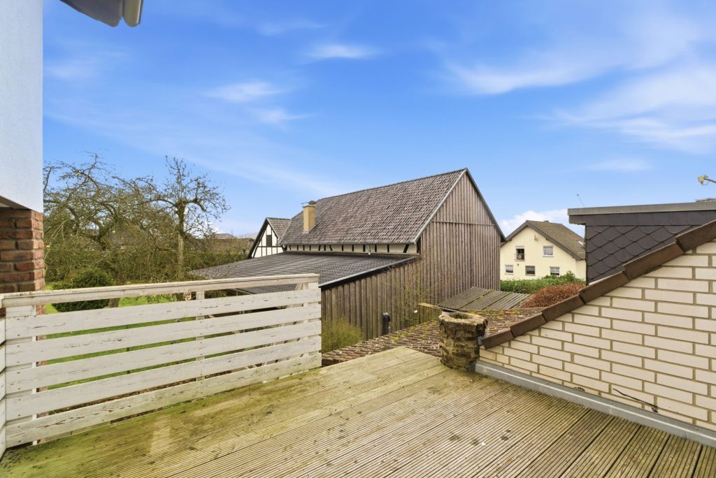 Gütelhöfer Immobilien - Immobilienangebot - Bad Münstereifel / Mahlberg - Alle - NEUER PREIS! Bezugsfreies Einfamilienhaus mit Wärmepumpe, PV-Anlage, Kachelofen und Terrasse