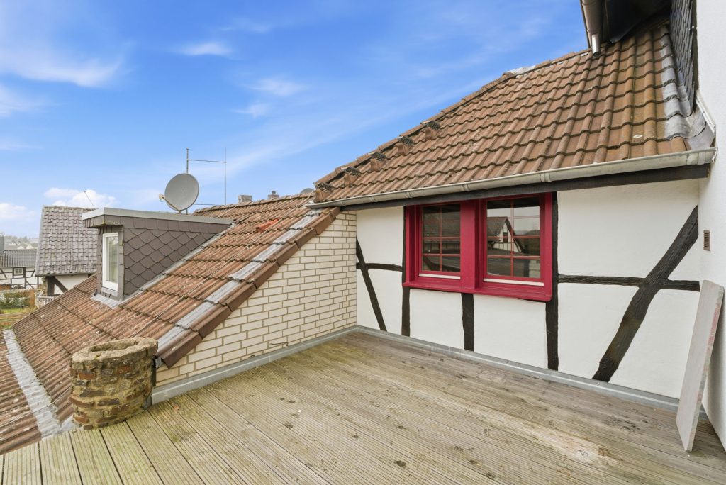 Gütelhöfer Immobilien - Immobilienangebot - Bad Münstereifel / Mahlberg - Alle - NEUER PREIS! Bezugsfreies Einfamilienhaus mit Wärmepumpe, PV-Anlage, Kachelofen und Terrasse