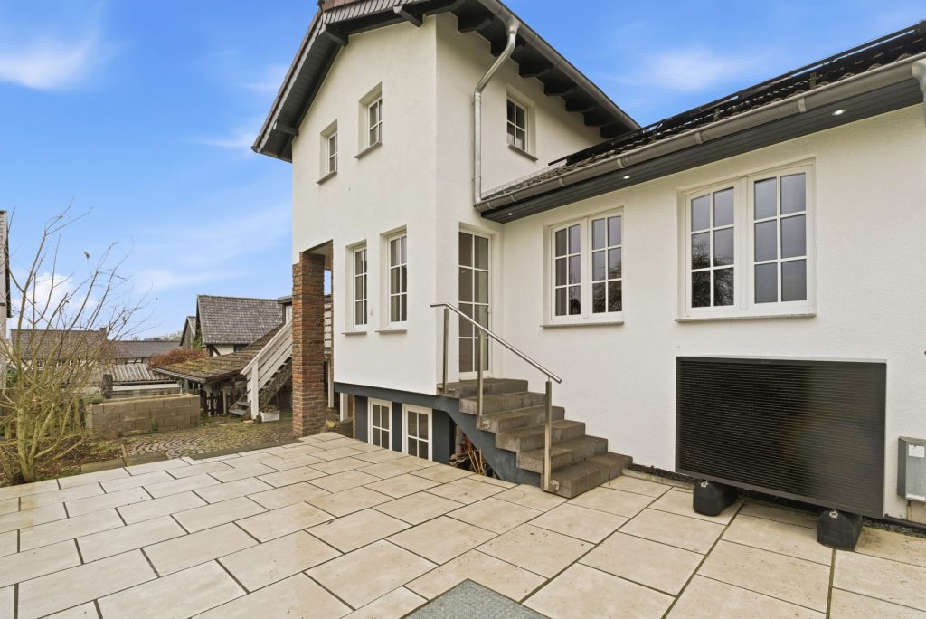 Gütelhöfer Immobilien - Immobilienangebot - Bad Münstereifel / Mahlberg - Alle - NEUER PREIS! Bezugsfreies Einfamilienhaus mit Wärmepumpe, PV-Anlage, Kachelofen und Terrasse