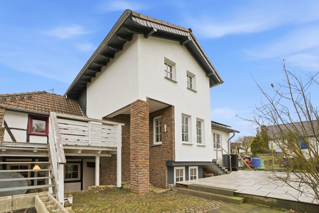 Gütelhöfer Immobilien - Immobilienangebot - Bad Münstereifel / Mahlberg - Alle - NEUER PREIS! Bezugsfreies Einfamilienhaus mit Wärmepumpe, PV-Anlage, Kachelofen und Terrasse