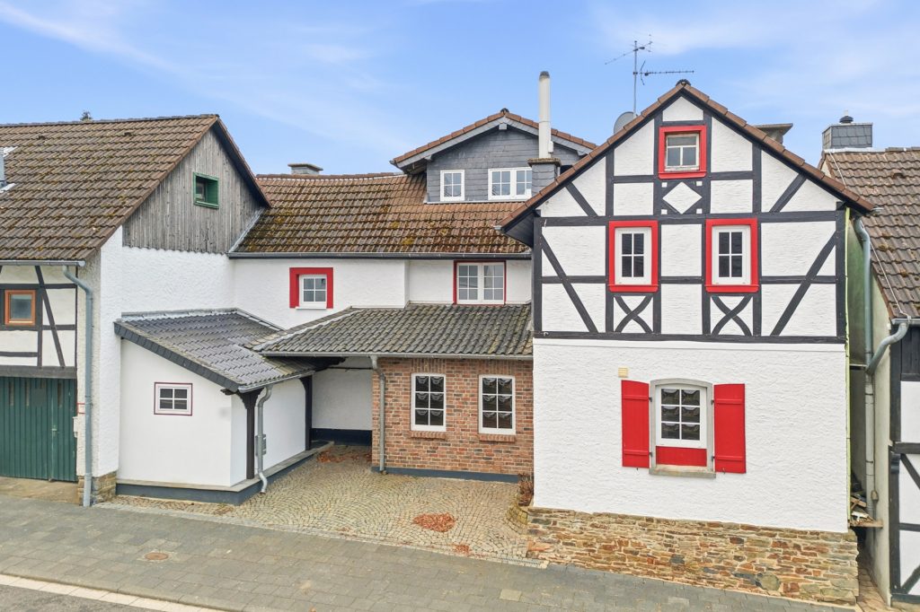 Gütelhöfer Immobilien - Immobilienangebot - Bad Münstereifel / Mahlberg - Alle - NEUER PREIS! Bezugsfreies Einfamilienhaus mit Wärmepumpe, PV-Anlage, Kachelofen und Terrasse