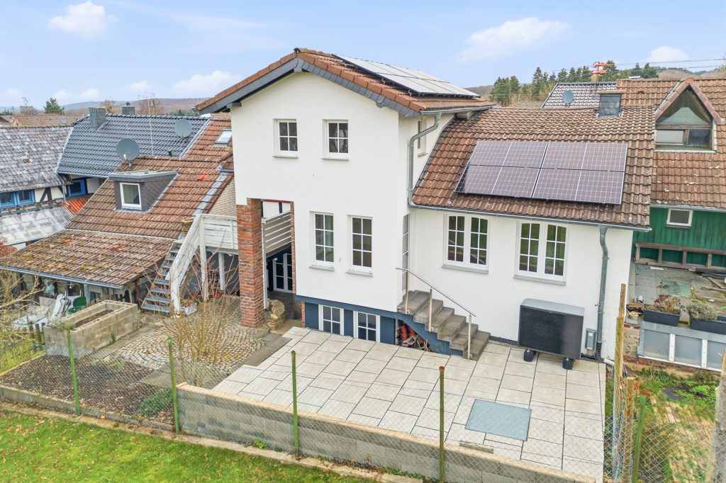 Gütelhöfer Immobilien - Immobilienangebot - Bad Münstereifel / Mahlberg - Alle - NEUER PREIS! Bezugsfreies Einfamilienhaus mit Wärmepumpe, PV-Anlage, Kachelofen und Terrasse
