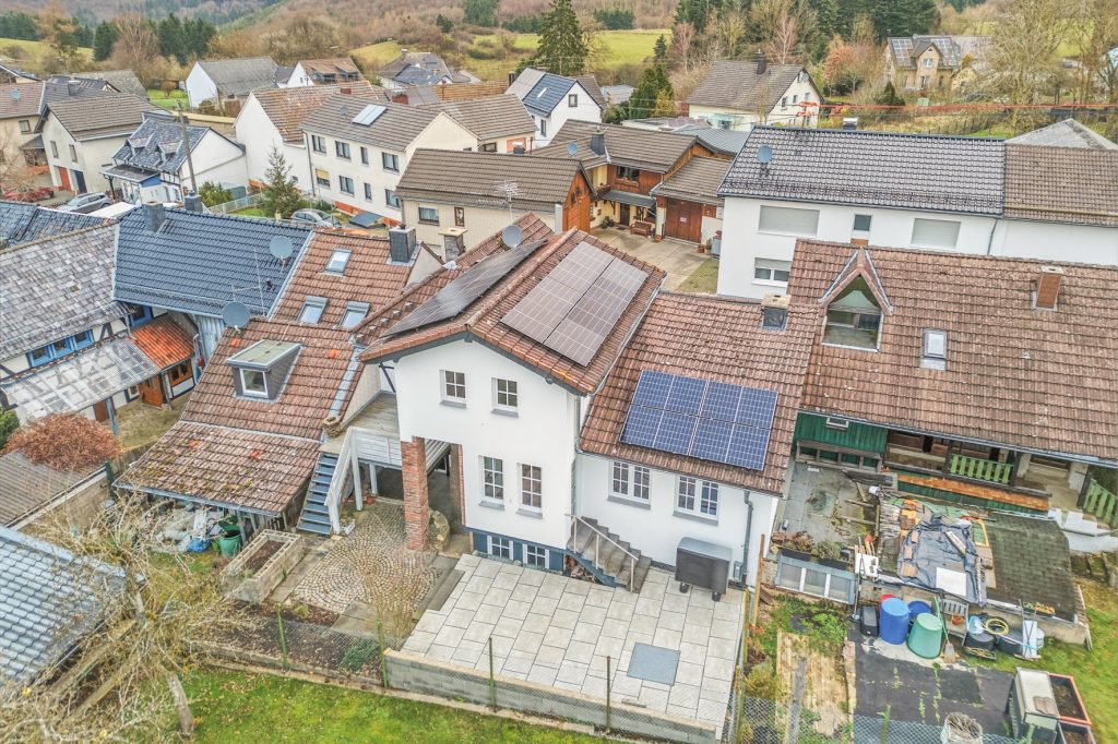 Gütelhöfer Immobilien - Immobilienangebot - Bad Münstereifel / Mahlberg - Alle - NEUER PREIS! Bezugsfreies Einfamilienhaus mit Wärmepumpe, PV-Anlage, Kachelofen und Terrasse