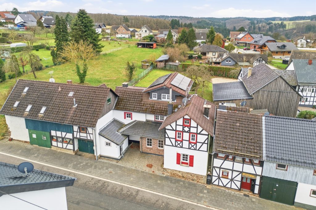 Gütelhöfer Immobilien - Immobilienangebot - Bad Münstereifel / Mahlberg - Alle - NEUER PREIS! Bezugsfreies Einfamilienhaus mit Wärmepumpe, PV-Anlage, Kachelofen und Terrasse