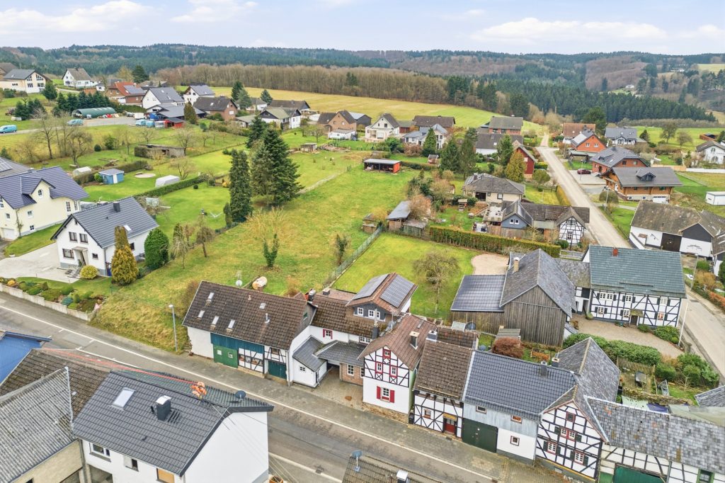 Gütelhöfer Immobilien - Immobilienangebot - Bad Münstereifel / Mahlberg - Alle - NEUER PREIS! Bezugsfreies Einfamilienhaus mit Wärmepumpe, PV-Anlage, Kachelofen und Terrasse