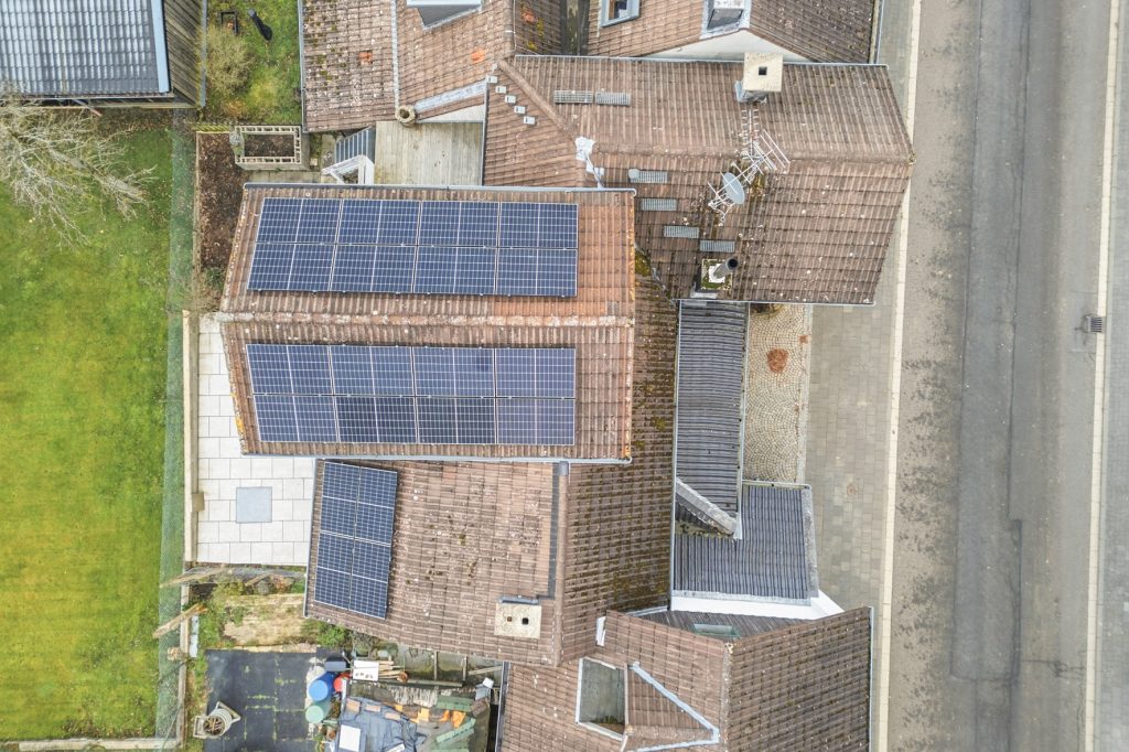 Gütelhöfer Immobilien - Immobilienangebot - Bad Münstereifel / Mahlberg - Alle - NEUER PREIS! Bezugsfreies Einfamilienhaus mit Wärmepumpe, PV-Anlage, Kachelofen und Terrasse