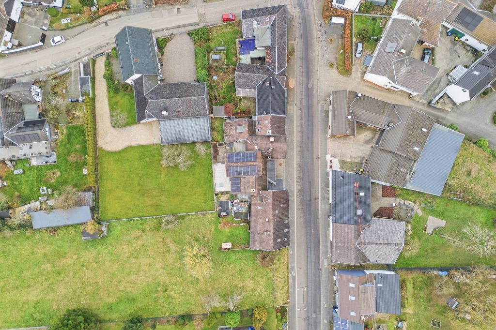 Gütelhöfer Immobilien - Immobilienangebot - Bad Münstereifel / Mahlberg - Alle - NEUER PREIS! Bezugsfreies Einfamilienhaus mit Wärmepumpe, PV-Anlage, Kachelofen und Terrasse