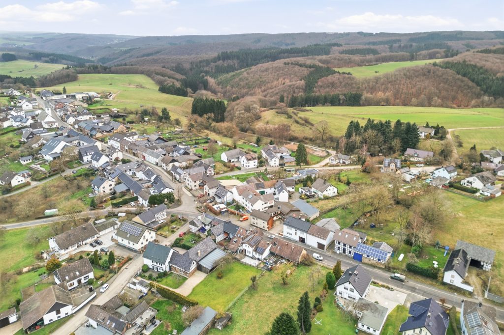 Gütelhöfer Immobilien - Immobilienangebot - Bad Münstereifel / Mahlberg - Alle - NEUER PREIS! Bezugsfreies Einfamilienhaus mit Wärmepumpe, PV-Anlage, Kachelofen und Terrasse