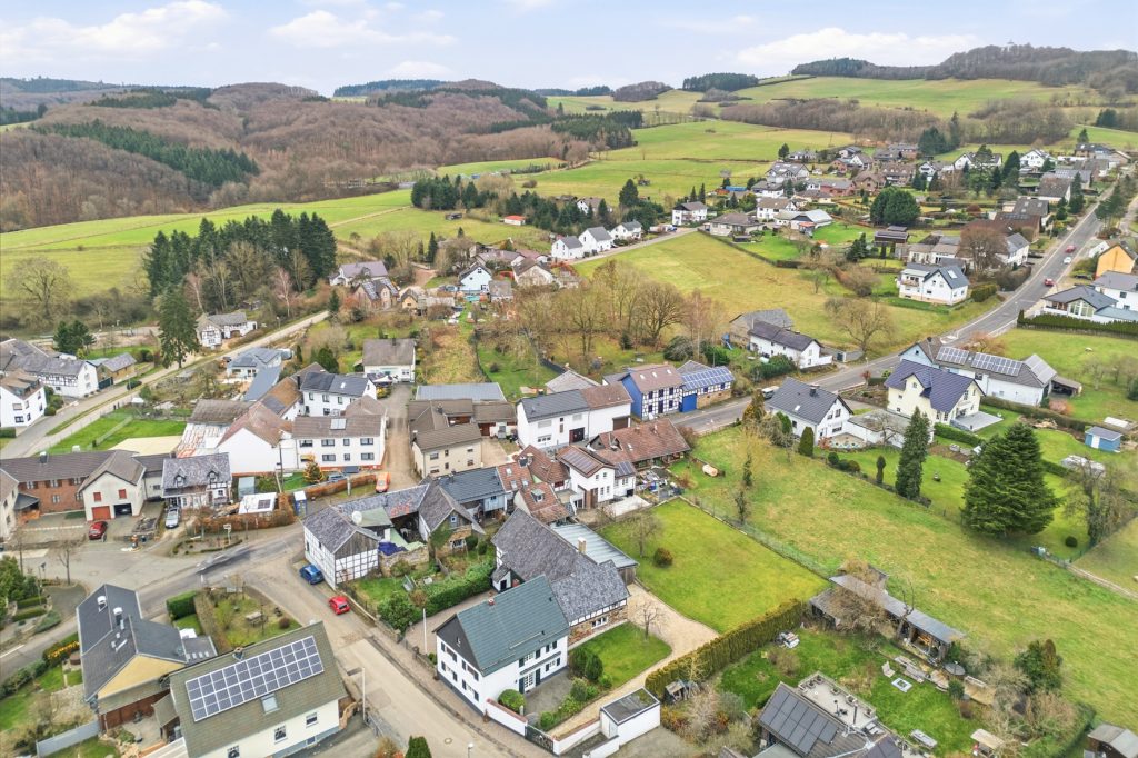 Gütelhöfer Immobilien - Immobilienangebot - Bad Münstereifel / Mahlberg - Alle - NEUER PREIS! Bezugsfreies Einfamilienhaus mit Wärmepumpe, PV-Anlage, Kachelofen und Terrasse