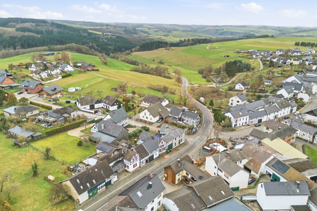 Gütelhöfer Immobilien - Immobilienangebot - Bad Münstereifel / Mahlberg - Alle - NEUER PREIS! Bezugsfreies Einfamilienhaus mit Wärmepumpe, PV-Anlage, Kachelofen und Terrasse