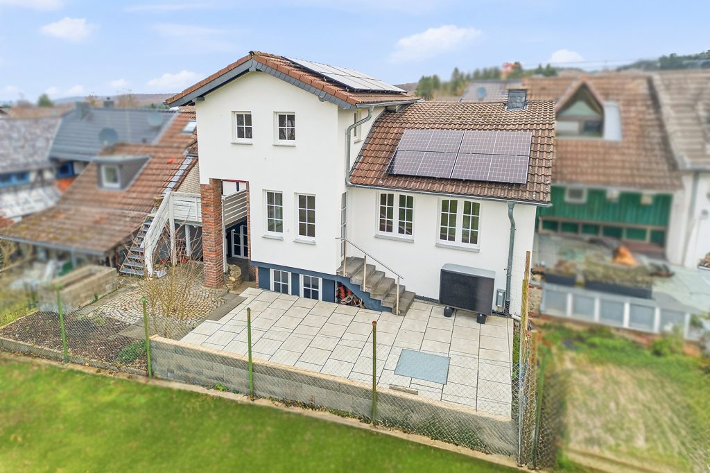 Gütelhöfer Immobilien - Immobilienangebot - Bad Münstereifel / Mahlberg - Alle - NEUER PREIS! Bezugsfreies Einfamilienhaus mit Wärmepumpe, PV-Anlage, Kachelofen und Terrasse