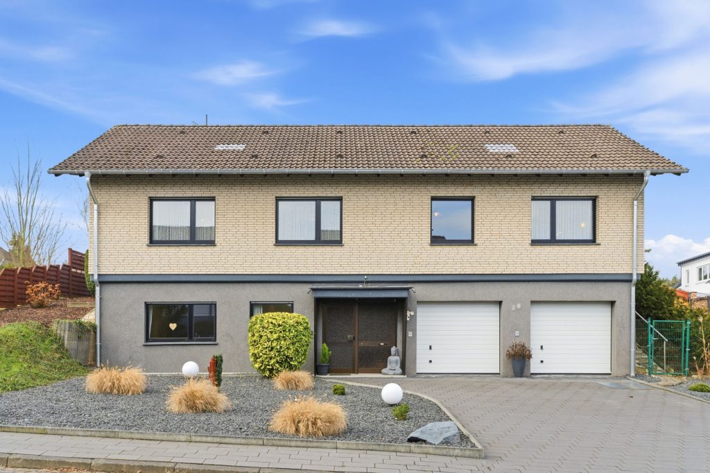 Gütelhöfer Immobilien - Immobilienangebot - Bornheim / Üllekoven - Alle - Freistehendes Einfamilienhaus mit großem Garten, Fußbodenheizung, Kamin und Doppelgarage in Waldorf