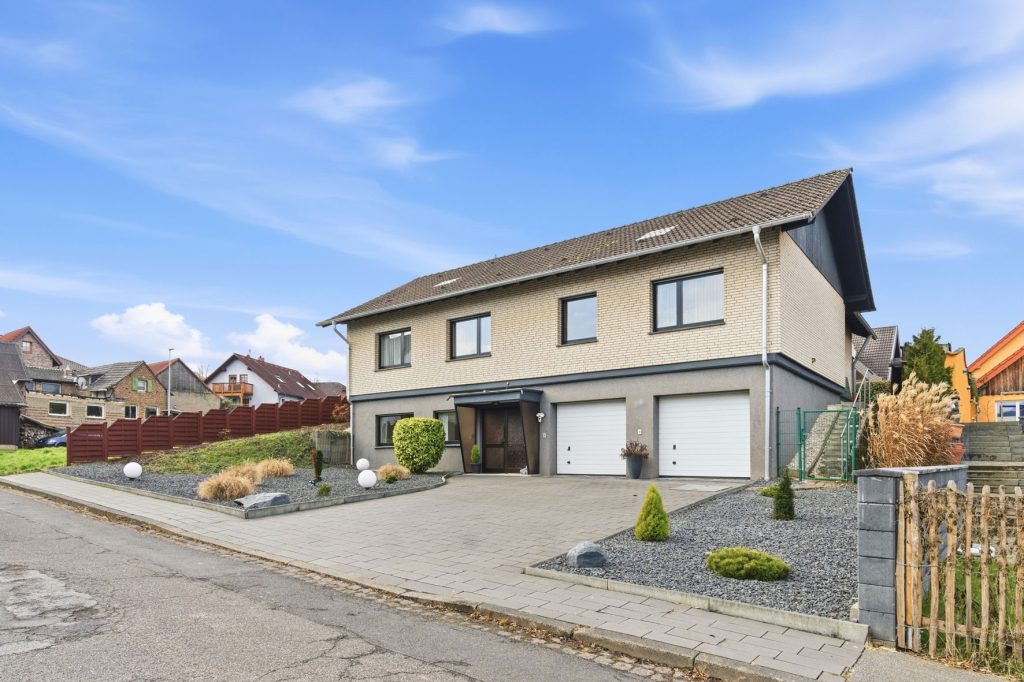 Gütelhöfer Immobilien - Immobilienangebot - Bornheim / Üllekoven - Alle - Freistehendes Einfamilienhaus mit großem Garten, Fußbodenheizung, Kamin und Doppelgarage in Waldorf