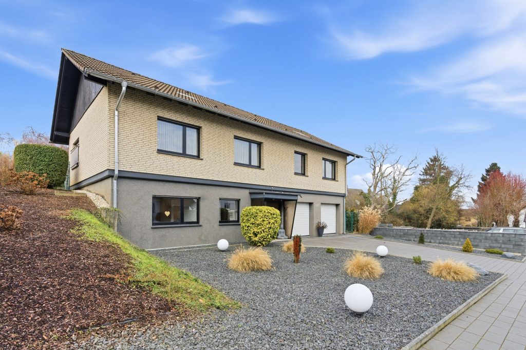 Gütelhöfer Immobilien - Immobilienangebot - Bornheim / Üllekoven - Alle - Freistehendes Einfamilienhaus mit großem Garten, Fußbodenheizung, Kamin und Doppelgarage in Waldorf