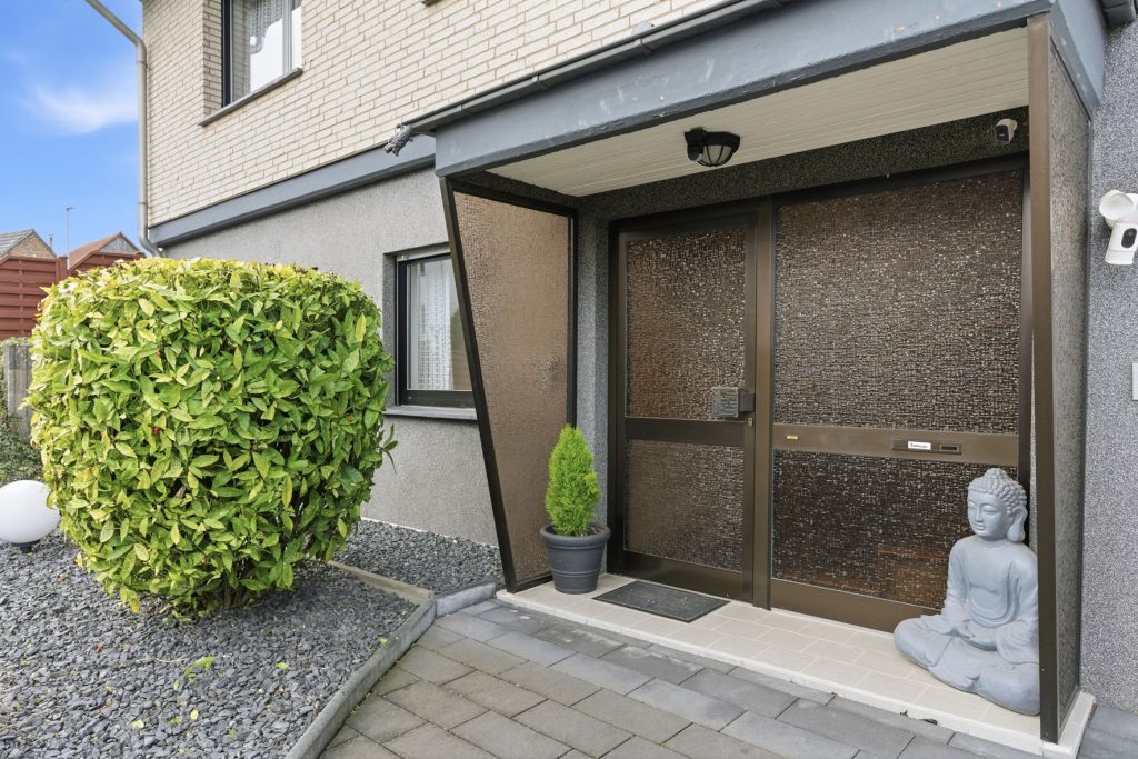 Gütelhöfer Immobilien - Immobilienangebot - Bornheim / Üllekoven - Alle - Freistehendes Einfamilienhaus mit großem Garten, Fußbodenheizung, Kamin und Doppelgarage in Waldorf