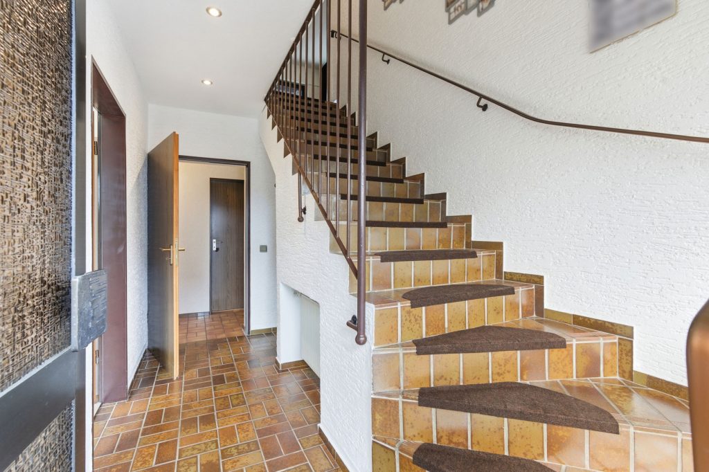 Gütelhöfer Immobilien - Immobilienangebot - Bornheim / Üllekoven - Alle - Freistehendes Einfamilienhaus mit großem Garten, Fußbodenheizung, Kamin und Doppelgarage in Waldorf