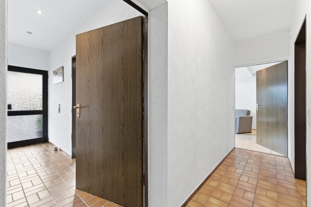Gütelhöfer Immobilien - Immobilienangebot - Bornheim / Üllekoven - Alle - Freistehendes Einfamilienhaus mit großem Garten, Fußbodenheizung, Kamin und Doppelgarage in Waldorf