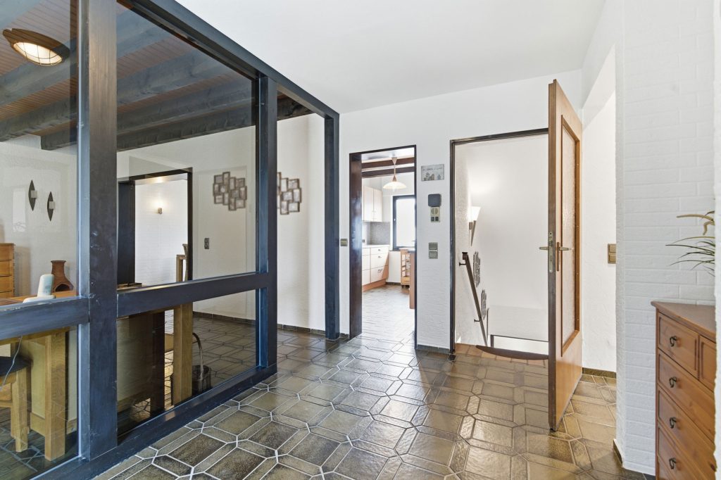 Gütelhöfer Immobilien - Immobilienangebot - Bornheim / Üllekoven - Alle - Freistehendes Einfamilienhaus mit großem Garten, Fußbodenheizung, Kamin und Doppelgarage in Waldorf