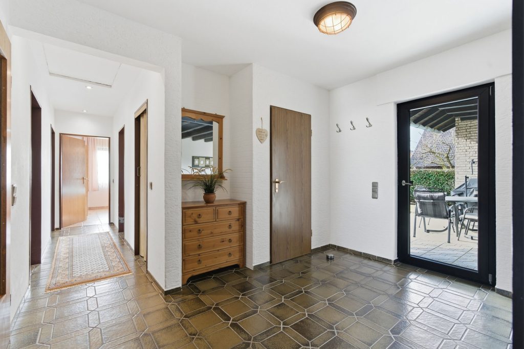 Gütelhöfer Immobilien - Immobilienangebot - Bornheim / Üllekoven - Alle - Freistehendes Einfamilienhaus mit großem Garten, Fußbodenheizung, Kamin und Doppelgarage in Waldorf