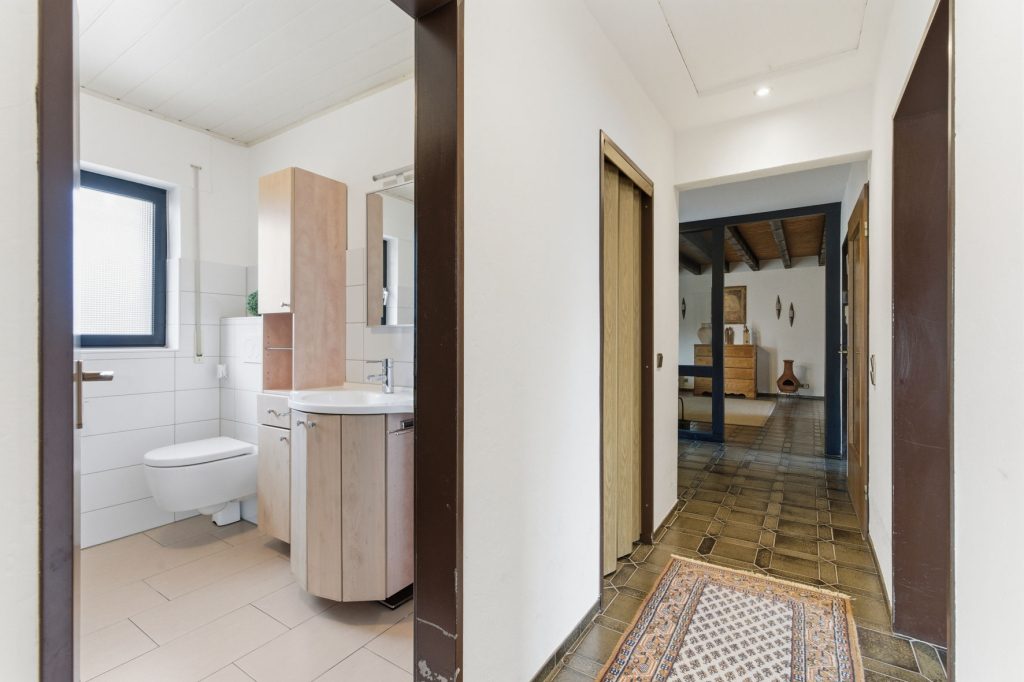 Gütelhöfer Immobilien - Immobilienangebot - Bornheim / Üllekoven - Alle - Freistehendes Einfamilienhaus mit großem Garten, Fußbodenheizung, Kamin und Doppelgarage in Waldorf