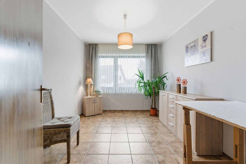 Gütelhöfer Immobilien - Immobilienangebot - Bornheim / Üllekoven - Alle - Freistehendes Einfamilienhaus mit großem Garten, Fußbodenheizung, Kamin und Doppelgarage in Waldorf