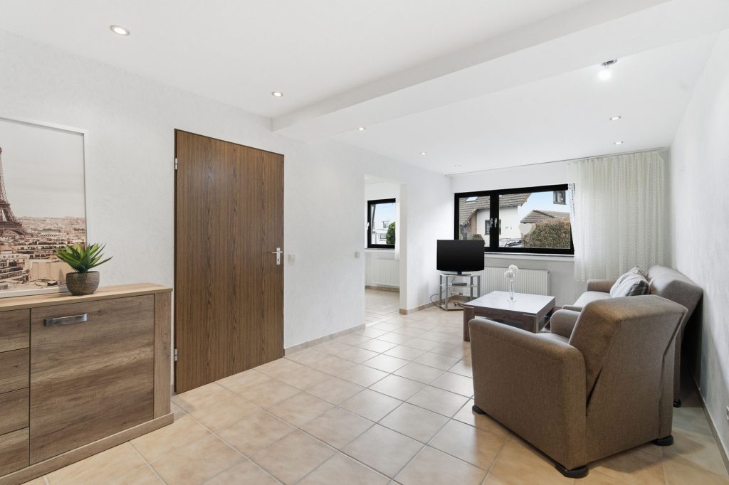 Gütelhöfer Immobilien - Immobilienangebot - Bornheim / Üllekoven - Alle - Freistehendes Einfamilienhaus mit großem Garten, Fußbodenheizung, Kamin und Doppelgarage in Waldorf