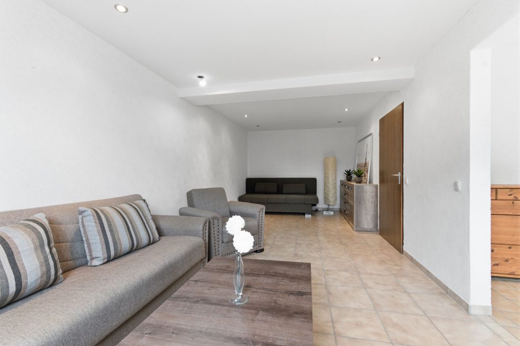 Gütelhöfer Immobilien - Immobilienangebot - Bornheim / Üllekoven - Alle - Freistehendes Einfamilienhaus mit großem Garten, Fußbodenheizung, Kamin und Doppelgarage in Waldorf
